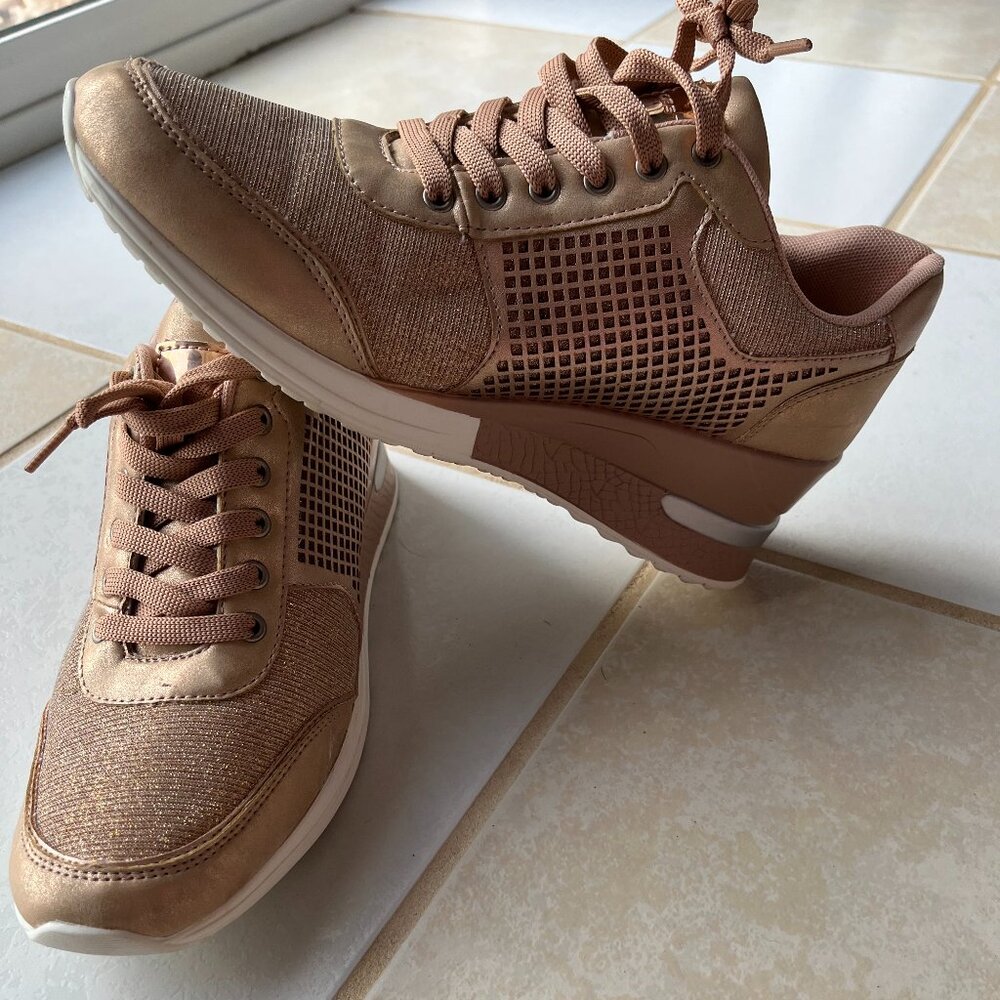 Light Pink Sparkle Size 9 Sneakers